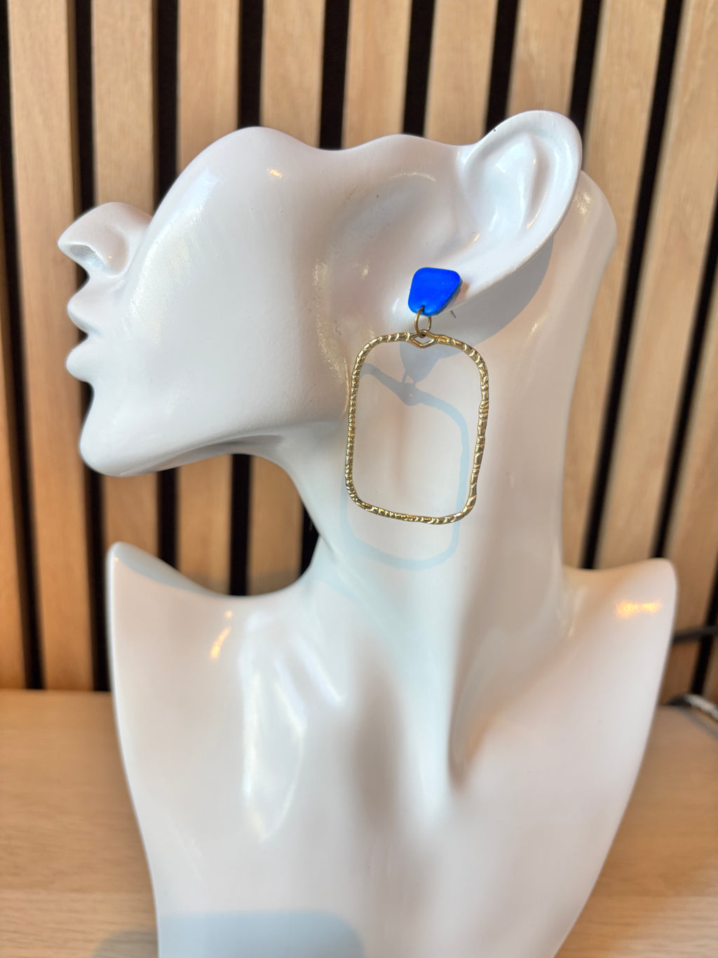Rosanna oorbellen goud blauw